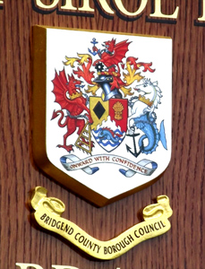  The shield with coat of arms is 12mm thick with the return edges finished in gold leaf.